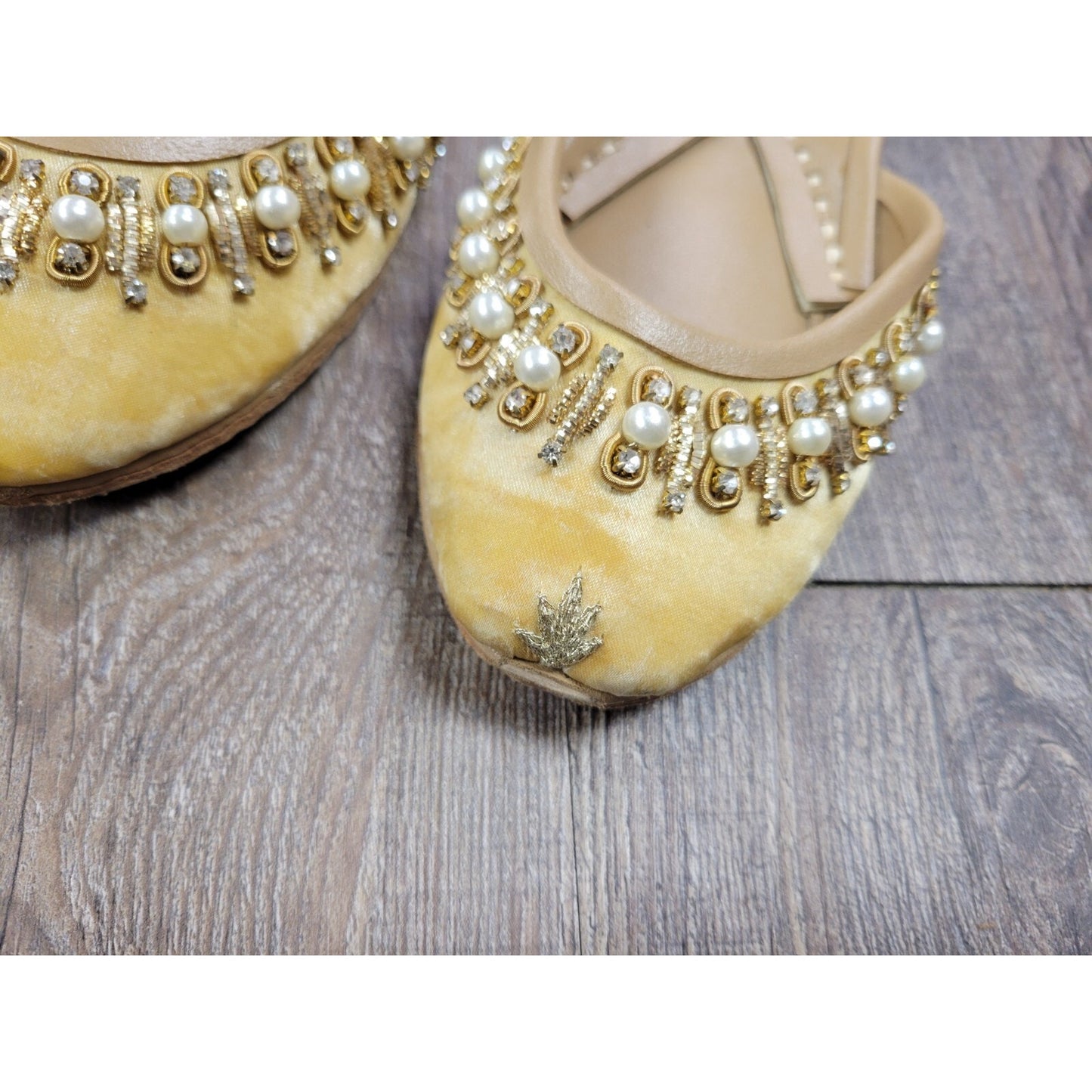 Soma Hand Artisan Made Leather Beaded Velour Pakistan Shoes 6 Flats Red Yellow