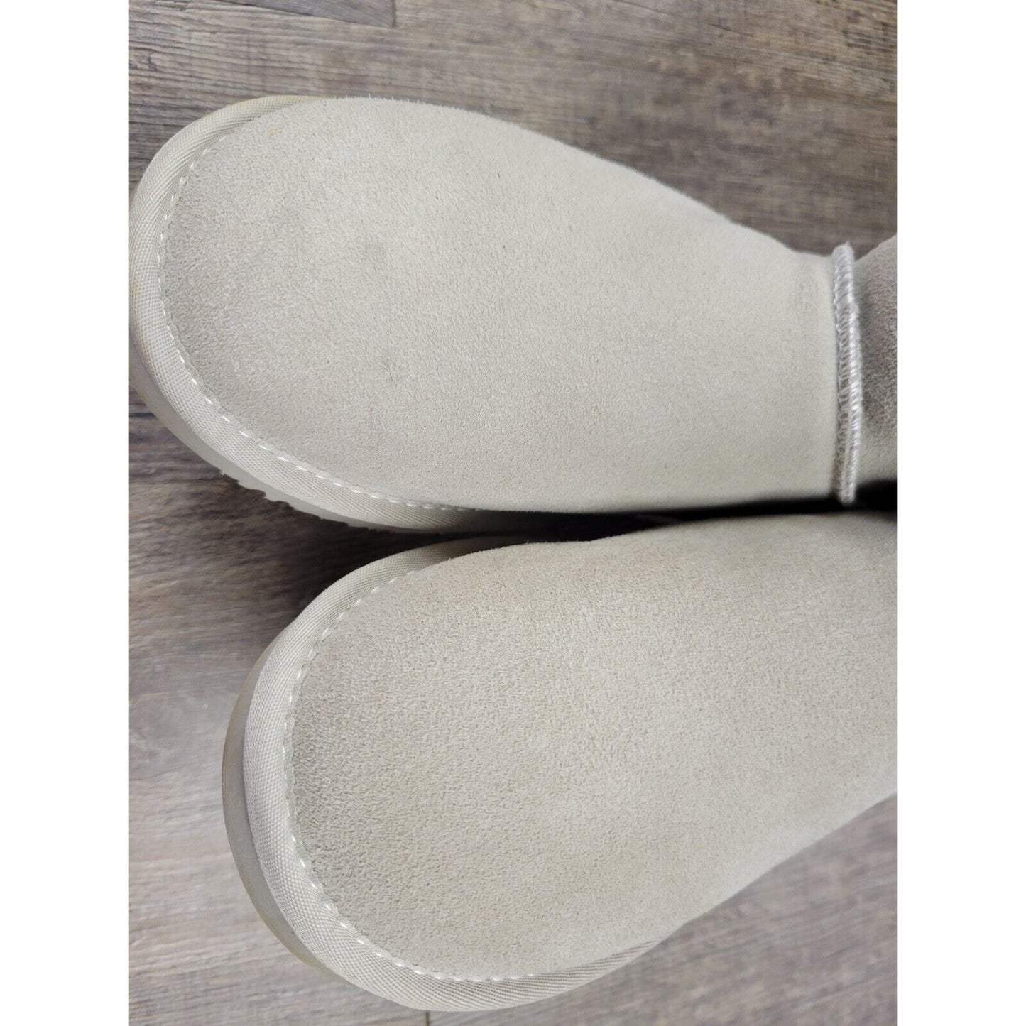 Lamo Water and Stain Resistant Suede Boots Willow Dove Size 6 Gray